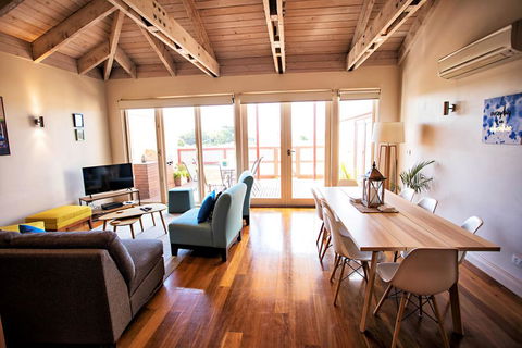 WHARF COTTAGE - Accommodation Sunshine Coast 0