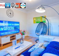 Wollongong station holiday house with Wi-Fi75 Inch TV NetflixParkingBeach - Accommodation Sunshine Coast