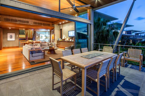 Yacht Club Villa - Accommodation Sunshine Coast 2