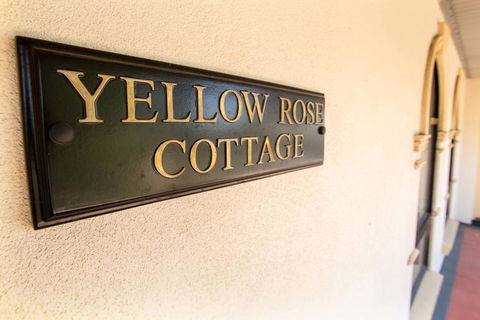 Yellow Rose Cottage - Accommodation Sunshine Coast 3