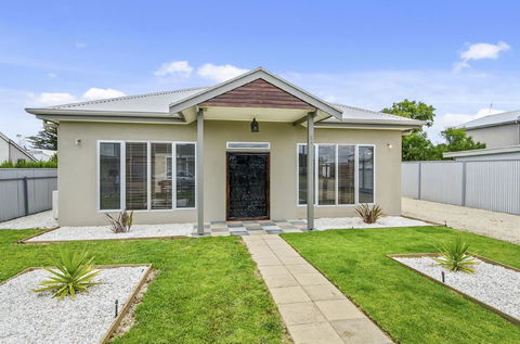 Zaahira House - Accommodation Sunshine Coast 0