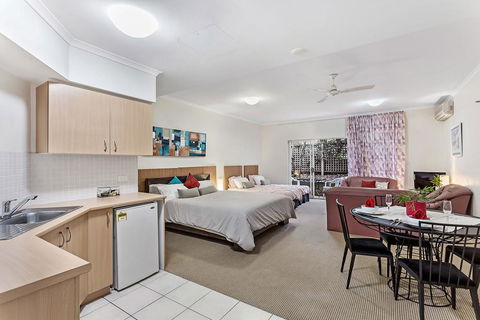 Zenith Studio, Unit 3/10 Messines Street - Accommodation Sunshine Coast 0
