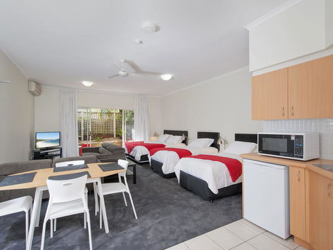 Zenith Studio, Unit 4/10 Messines Street - Accommodation Sunshine Coast 3