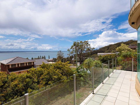 Maison De La Mer 30 Mulubinda Parade - Luxurious, Linen, Aircon And Panoramic Views - Accommodation Sunshine Coast 3