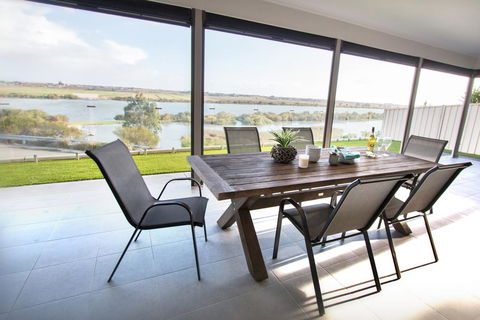 Serenity And Sweeping Murray River Views - Accommodation Sunshine Coast 1