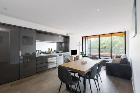 A 3BR Apt Next To Melbourne Zoo FREE Parking - Accommodation Sunshine Coast 0