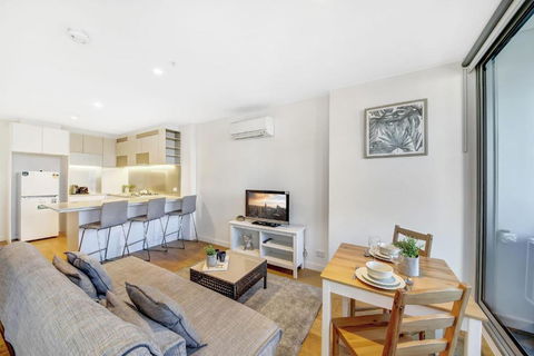 A Chic 2BR Apt Near Southern Cross City Views - Accommodation Sunshine Coast 0