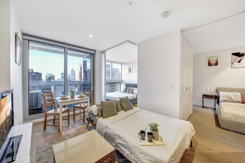 A Chic 2BR Apt Near Southern Cross City Views - Accommodation Sunshine Coast 3