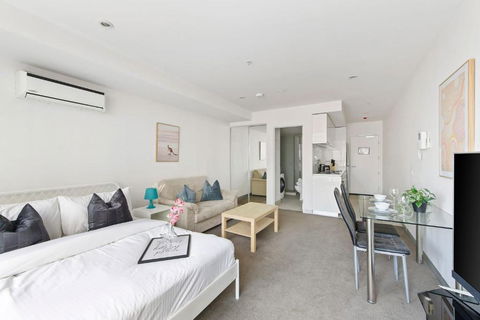 A Chic Studio Only A 4-min Walk To Victoria Market - Accommodation Sunshine Coast 1