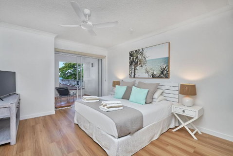 Absolute Beachfront 2 Bedroom Apartment Alassio Palm Cove - Accommodation Sunshine Coast 1