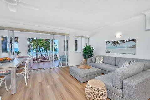 Absolute Beachfront 2 Bedroom Apartment Alassio Palm Cove - Accommodation Sunshine Coast 2