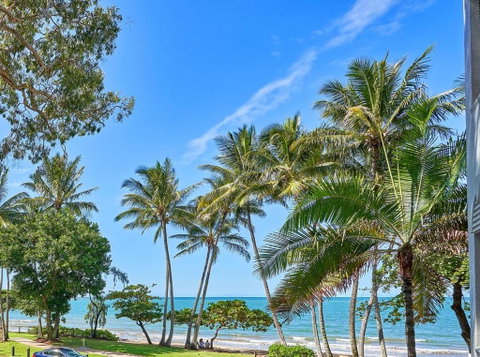 Absolute Beachfront 2 Bedroom Apartment Alassio Palm Cove - Accommodation Sunshine Coast 3