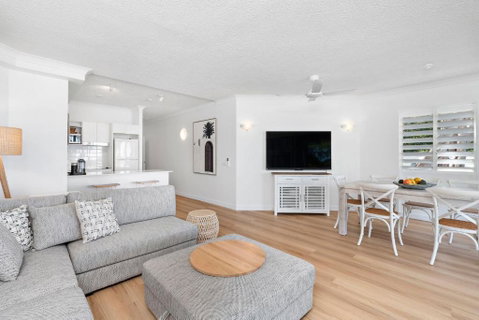 Absolute Beachfront 2 Bedroom Apartment Alassio Palm Cove - Accommodation Sunshine Coast 4