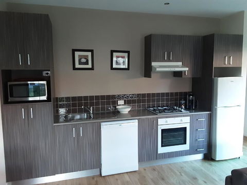 Adelphi Apartment 2- Poolside Or Apartment 2A- King Studio - Accommodation Sunshine Coast 4
