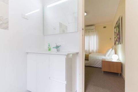 B5 Crawley Apartment 1 BRM & Sleepout Near UWA - Accommodation Sunshine Coast 2