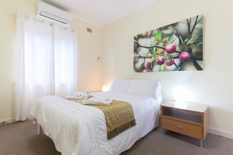 B5 Crawley Apartment 1 BRM & Sleepout Near UWA - Accommodation Sunshine Coast 1