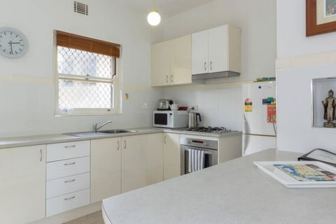 B6 Crawley Apartment 1 BRM & Sleepout Near UWA - Accommodation Sunshine Coast 3