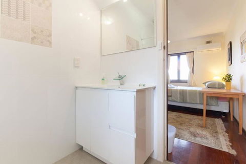 B8 Crawley Apartment 1 BRM & Sleepout Near UWA - Accommodation Sunshine Coast 0