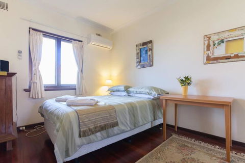 B8 Crawley Apartment 1 BRM & Sleepout Near UWA - Accommodation Sunshine Coast 3