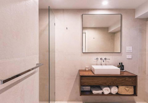 BAY PROPERTIES . Bridgewood - Accommodation Sunshine Coast 4