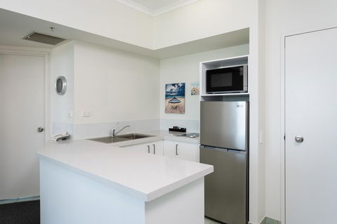 Maldives Resort Main Beach, Gold Coast - Accommodation Sunshine Coast 24