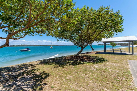 First Floor, Air Conditioned, Free Wi-Fi! - Accommodation Sunshine Coast 12