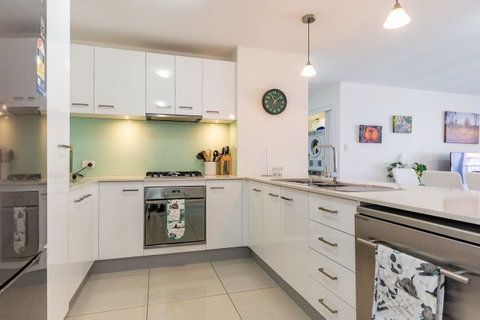 First Floor, Air Conditioned, Free Wi-Fi! - Accommodation Sunshine Coast 11