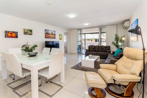 First Floor, Air Conditioned, Free Wi-Fi! - Accommodation Sunshine Coast 10