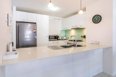 First Floor, Air Conditioned, Free Wi-Fi! - Accommodation Sunshine Coast 1