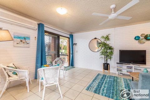 Air Conditioned Unit Stones Throw To The Waterfront. - Accommodation Sunshine Coast 3