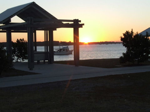 Air Conditioned Unit Stones Throw To The Waterfront. - Accommodation Sunshine Coast 1