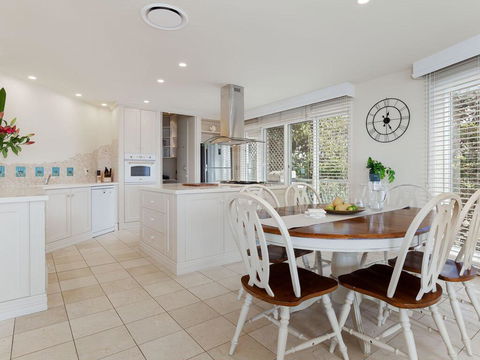 'Baylife Villa' 4a Warruga St - Large Home With WIFI, Netflix, Aircon, Linen & Spectacular Views - Accommodation Sunshine Coast 3