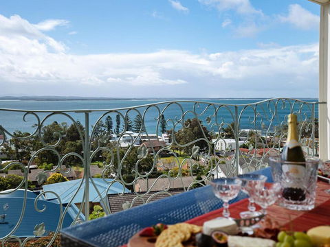 'Baylife Villa' 4a Warruga St - Large Home With WIFI, Netflix, Aircon, Linen & Spectacular Views - Accommodation Sunshine Coast 0