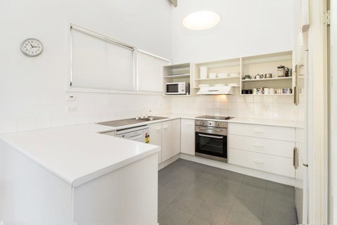 'Matilda' - Spacious & Centrally Located With Great Lake Views - Accommodation Sunshine Coast 3