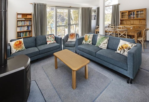 'Matilda' - Spacious & Centrally Located With Great Lake Views - Accommodation Sunshine Coast 1