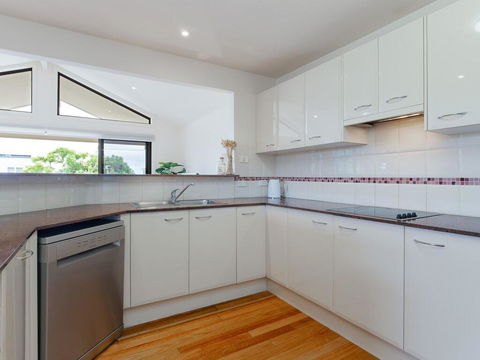 'Sandy Point Haven', 21a Sandy Point Rd - Stylish Haven With WIFI, Air Conditioning & Water Views - Accommodation Sunshine Coast 2