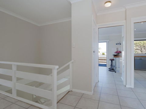 'SeaHaven', 2 Richardson Ave - Large Home With Aircon, Smart TV, WIFI, Netflix & Boat Parking - Accommodation Sunshine Coast 1
