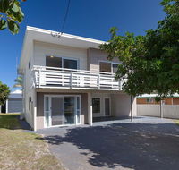 'SeaHaven' 2 Richardson Ave - Large home with Aircon Smart TV WIFI Netflix  Boat Parking - Accommodation Sunshine Coast