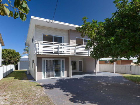 'SeaHaven', 2 Richardson Ave - Large Home With Aircon, Smart TV, WIFI, Netflix & Boat Parking - Accommodation Sunshine Coast 0