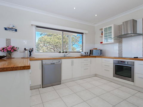 'SeaHaven', 2 Richardson Ave - Large Home With Aircon, Smart TV, WIFI, Netflix & Boat Parking - Accommodation Sunshine Coast 3