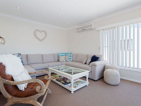 'SeaHaven', 2 Richardson Ave - Large Home With Aircon, Smart TV, WIFI, Netflix & Boat Parking - Accommodation Sunshine Coast 2
