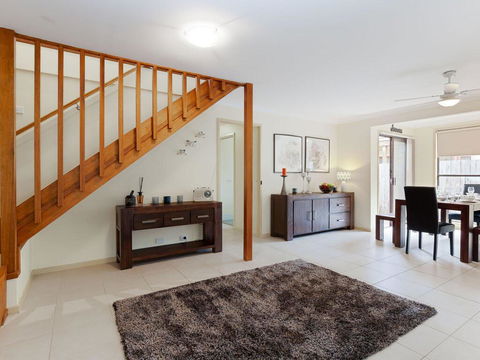 'Willows At The Bay' 111 Horace St - Large House With Aircon, WIFI And Boat Parking. - Accommodation Sunshine Coast 3