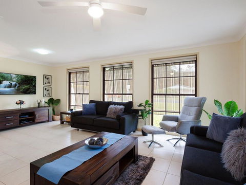 'Willows At The Bay' 111 Horace St - Large House With Aircon, WIFI And Boat Parking. - Accommodation Sunshine Coast 1
