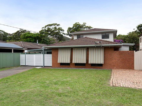'Willows At The Bay' 111 Horace St - Large House With Aircon, WIFI And Boat Parking. - Accommodation Sunshine Coast 0