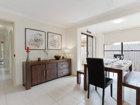 'Willows At The Bay' 111 Horace St - Large House With Aircon, WIFI And Boat Parking. - Accommodation Sunshine Coast 2