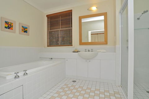 1 Bedroom Executive Villa Located Within Cypress Lakes - Accommodation Sunshine Coast 1