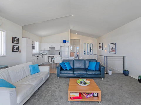1/32 Ocean Avenue - Three Bedrooms, Three Bathrooms, Air Con, Boat Parking & Water Views - Accommodation Sunshine Coast 2