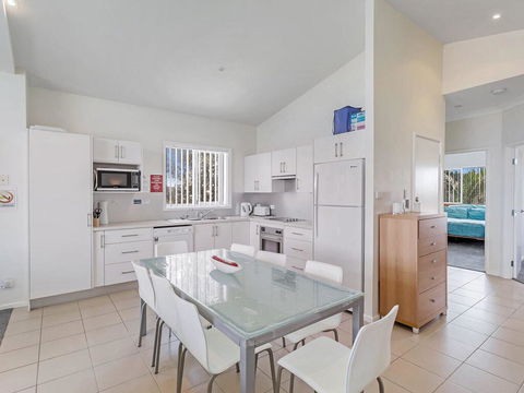 1/32 Ocean Avenue - Three Bedrooms, Three Bathrooms, Air Con, Boat Parking & Water Views - Accommodation Sunshine Coast 3