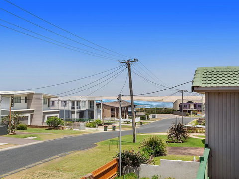 1/32 Ocean Avenue - Three Bedrooms, Three Bathrooms, Air Con, Boat Parking & Water Views - Accommodation Sunshine Coast 0