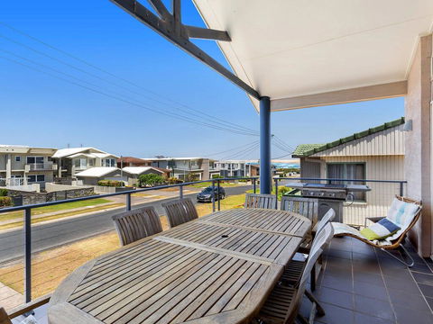 1/32 Ocean Avenue - Three Bedrooms, Three Bathrooms, Air Con, Boat Parking & Water Views - Accommodation Sunshine Coast 1